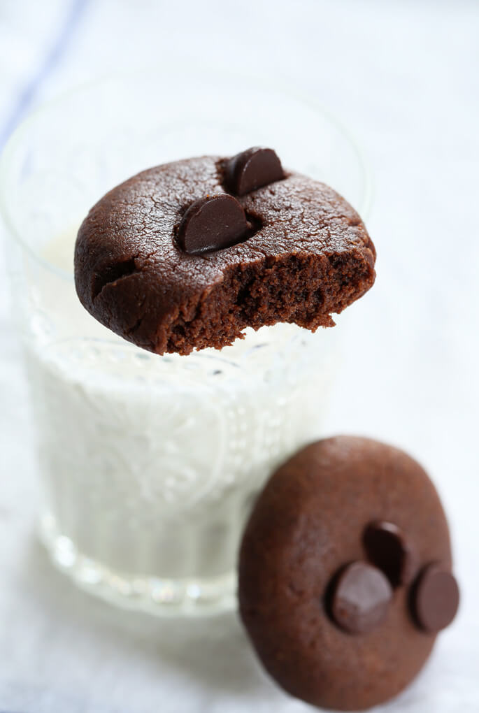 Flourless Chocolate Peanut Butter Breakfast Cookies